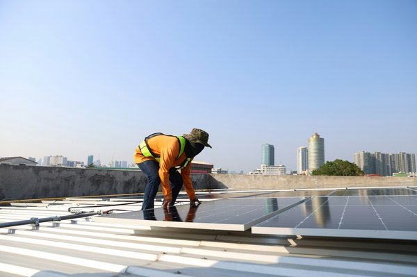 Installation panneaux photovoltaïques : transformez votre toit en énergie