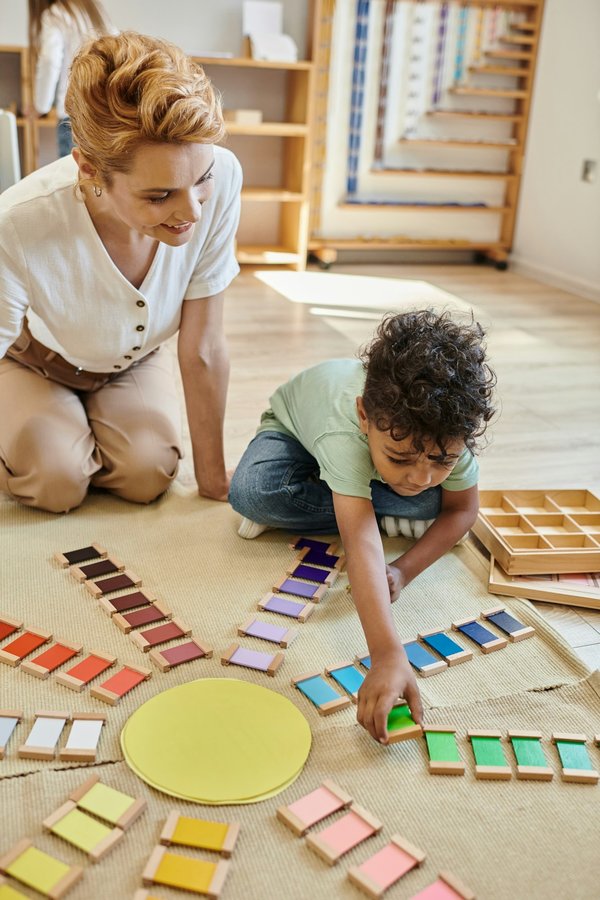 Stimulez l'apprentissage avec un busy board montessori